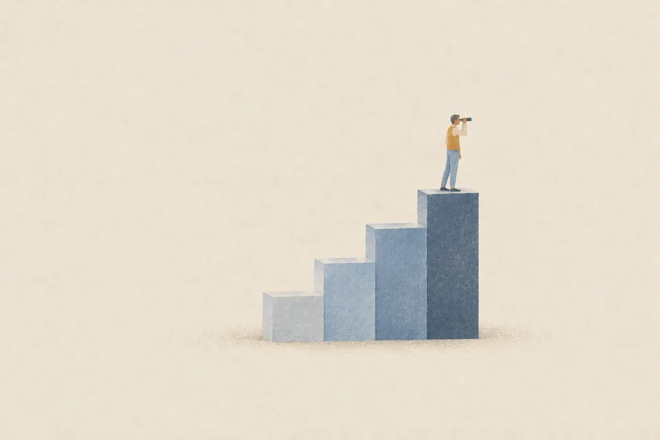 KI-generierte Illustration: Eine kleine Figur steht auf der höchsten Stufe eines treppenartig ansteigenden Balkendiagramms und schaut durch ein Fernglas in die Ferne.