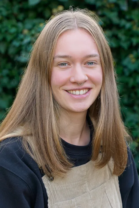Porträtfoto von Jule Hübner