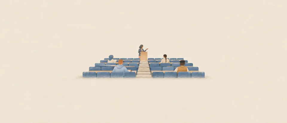 KI-generierte Illustration: Ein Hörsaal mit ansteigenden Sitzreihen und wenigen Studierenden, vorn spricht eine Dozentin am Pult.