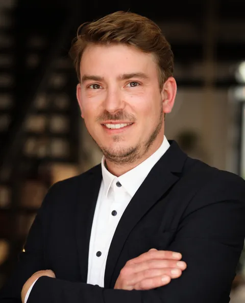 Porträtfoto von Dr. Timo-Kolja Pförtner