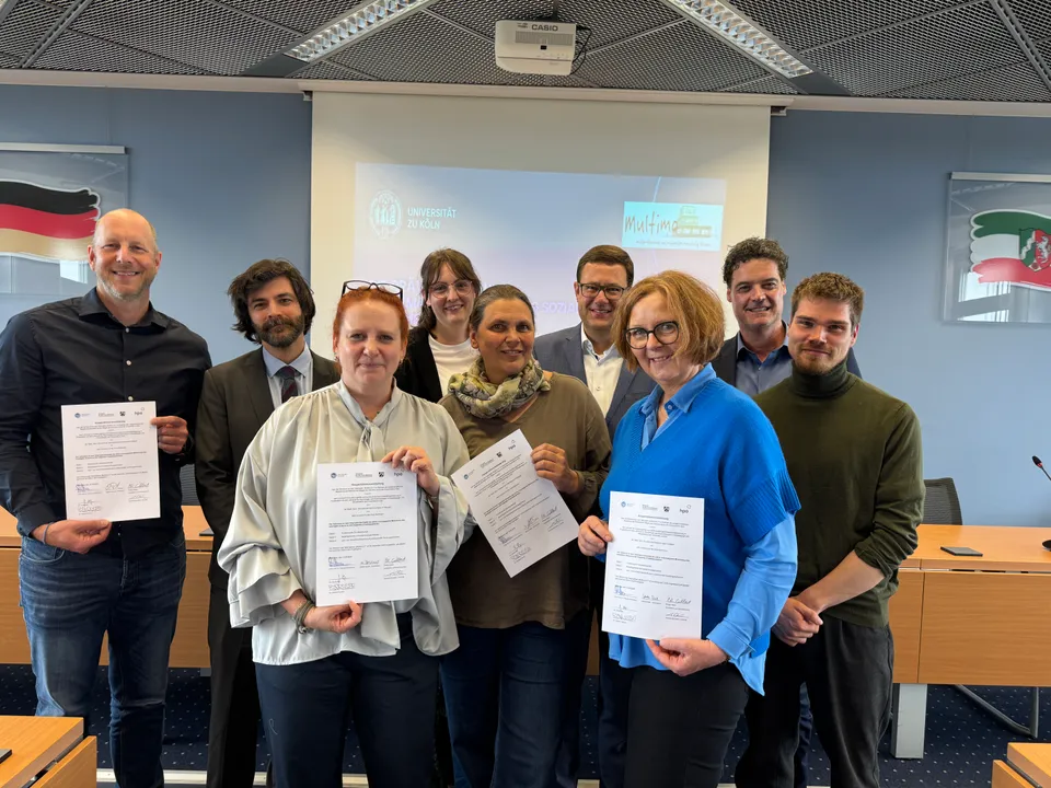 Gruppenfoto der Unterzeichnenden der Kooperationsvereinbarungen für das Teilprojekt multimo5-7